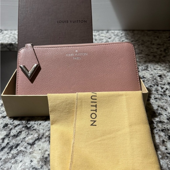 Louis Vuitton Handbags - Louis Vuitton Comete Zippy Long Wallet with Silver Accent